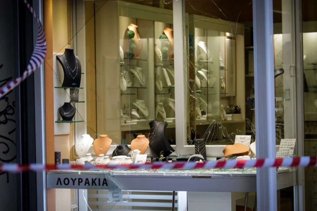 ΕΚΤΑΚΤΟ: Κουκουλοφόροι έσπασαν μαγαζιά δίπλα στο κοσμηματοπωλείο, όπου έχασε την ζωή του ο Ζακ Κωστόπουλος